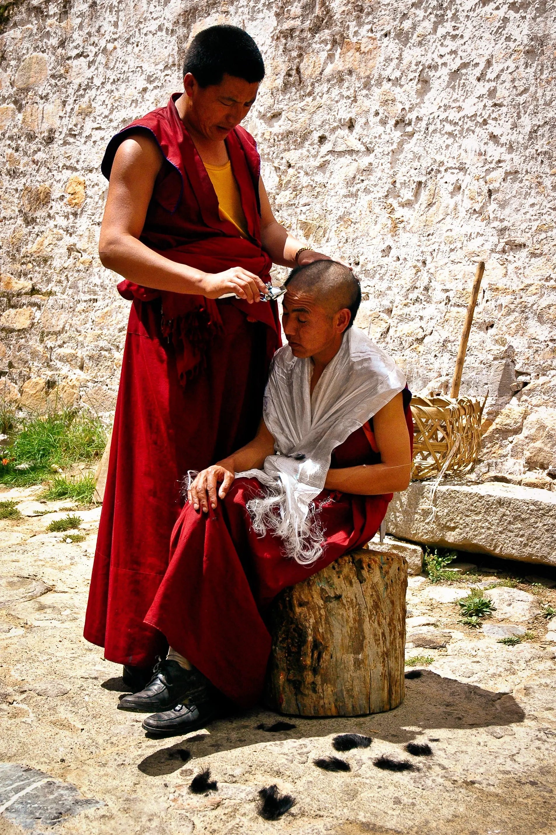 གསོ་བ་རྣམ་གྲོལ་པ། (So Ba Nam Drolpa) Sacred Shaving: Tibetan Monastic Rites Giclee / Colored / 5 x 7 Tracy McCrackin Photography Wall art - Tracy McCrackin Photography